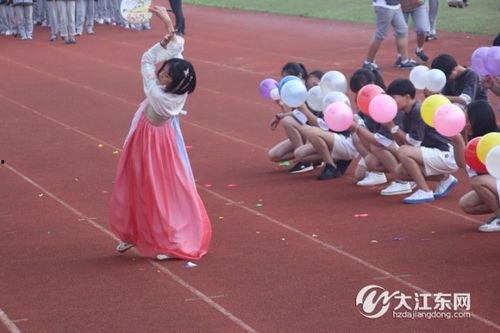 网红古装美女吃瓜,网红美食瞬间走红