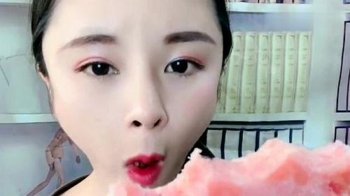 女生网红吃瓜图片,揭秘女生网红吃瓜背后的故事”