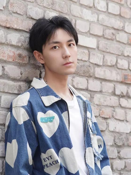 吃瓜三个男网红,揭秘网红男团吃瓜背后的故事与魅力”