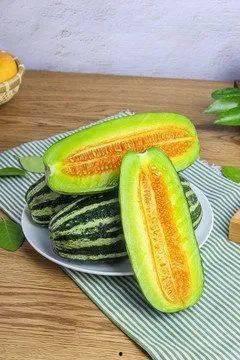 网红吃瓜一口一个